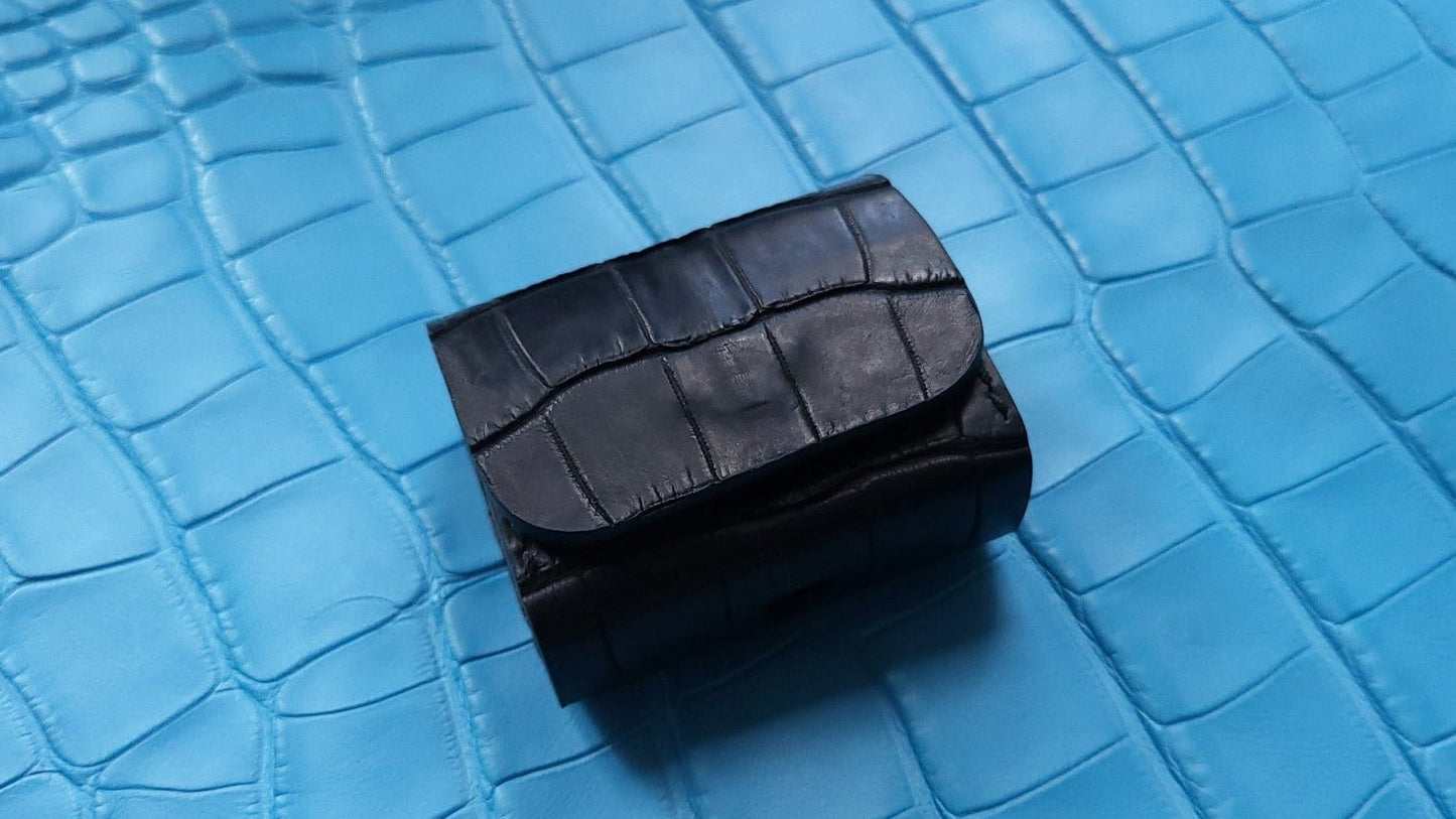 Luxus iPhone Black Prince – Elite AirPods Pro Case (Crocodile Leather) mit 24K Gold – TechnoLoot