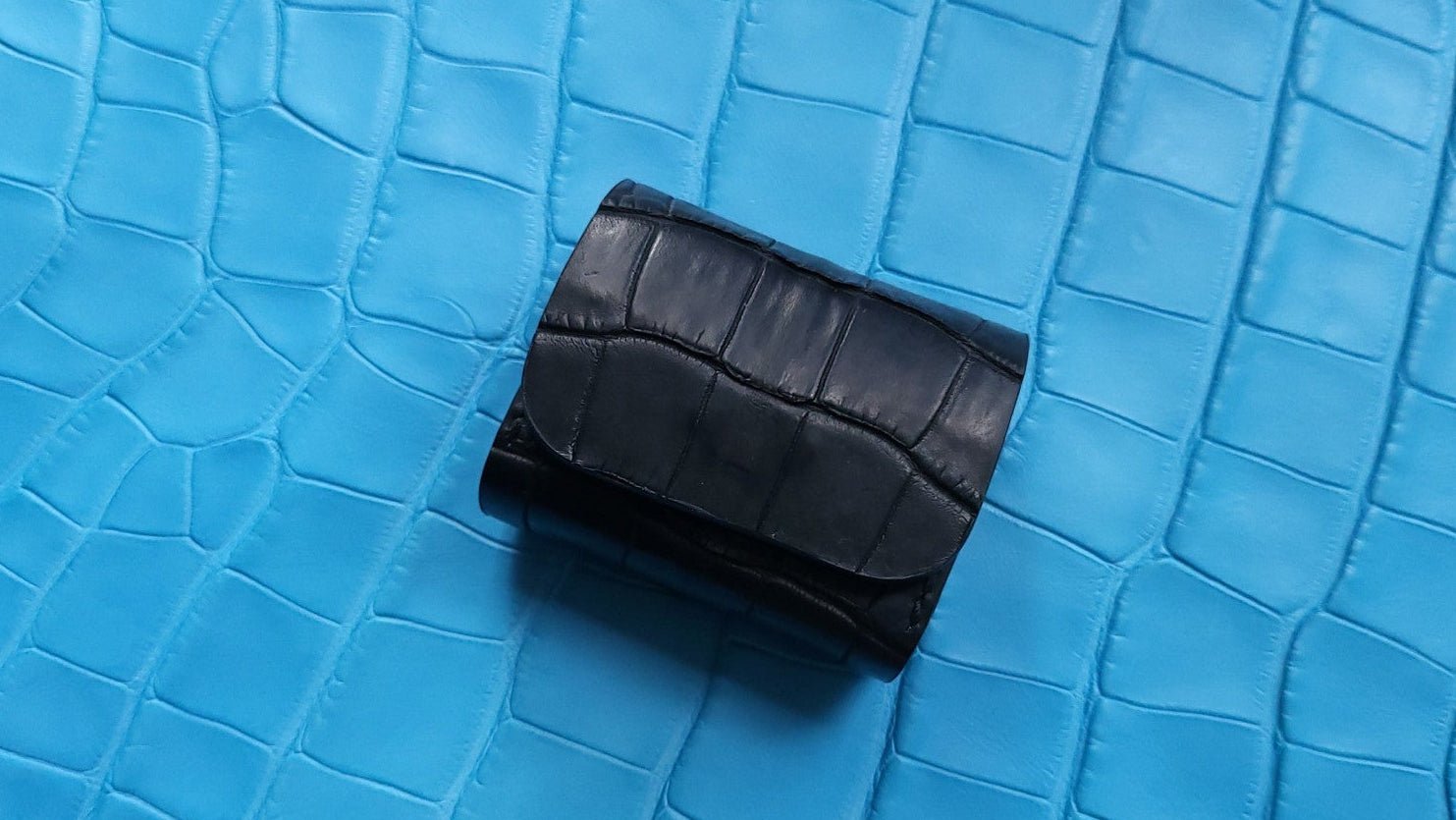 Luxus iPhone Black Prince – Elite AirPods Pro Case (Crocodile Leather) mit 24K Gold – TechnoLoot