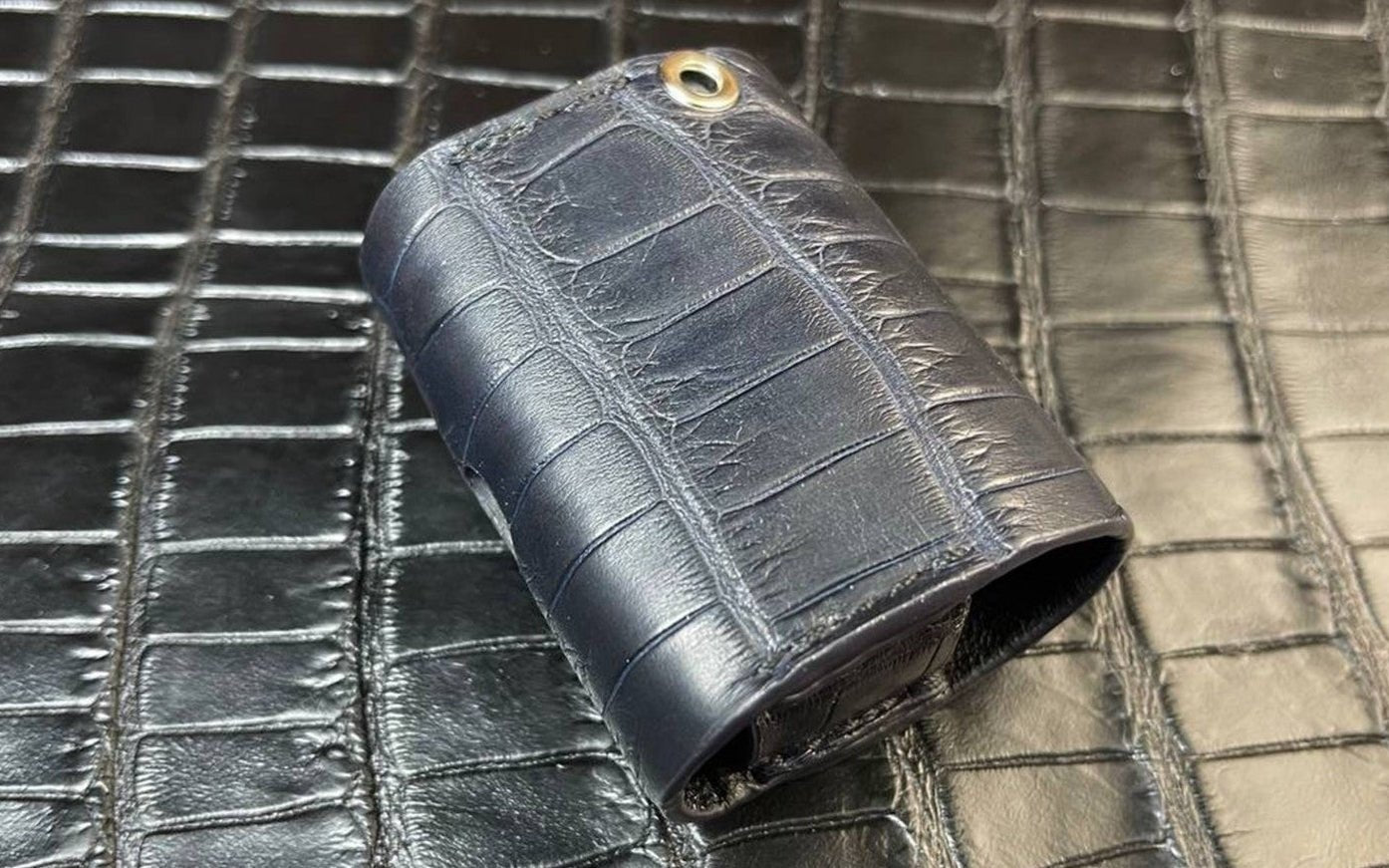 Luxus iPhone Royal Edition – Luxus Case für AirPods 2 (Krokodilleder) mit 24K Gold – TechnoLoot